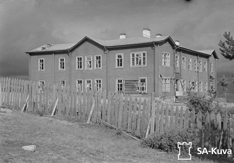 Sairaala, kyl㬠komein rakennus.
