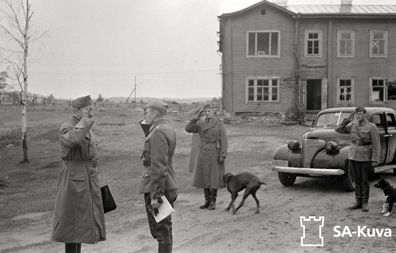 Everstiluutnantti Simelius lausuu sotamarsalkan tervetulleeksi S壭㫤rvelle.